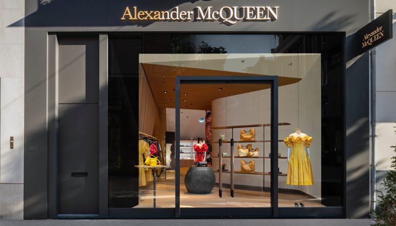Luxury Shopping Street In Paris Stock Photo - Download Image Now -  Alexander McQueen - Designer Label, Alexander McQueen - Fashion Designer,  Architecture - iStock